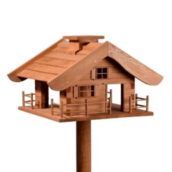 Vogelfutterhaus Almhütte Mit Liebevollen Details, Inkl. Ständer, FSC®, Ca. 56 X 46 X 35,5 Cm -Garten Sicht Verkäufe 0910101340 Vogelfutterhaus Almhuette inkl Staender FSC ca56x46x35 5cm 1 55393