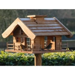 Vogelfutterhaus Almhütte Mit Liebevollen Details, Inkl. Ständer, FSC®, Ca. 56 X 46 X 35,5 Cm -Garten Sicht Verkäufe 0910101340 Vogelfutterhaus Almhuette inkl Staender FSCca56x46x35 5cm 3 60498