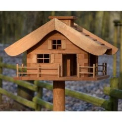 Vogelfutterhaus Almhütte Mit Liebevollen Details, Inkl. Ständer, FSC®, Ca. 56 X 46 X 35,5 Cm -Garten Sicht Verkäufe 0910101340 Vogelfutterhaus Almhuette inkl Staender FSCca56x46x35 5cm 5 60496