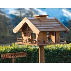 Vogelfutterhaus Almhütte Mit Liebevollen Details, Inkl. Ständer, FSC®, Ca. 56 X 46 X 35,5 Cm -Garten Sicht Verkäufe 0910101340 Vogelfutterhaus Almhuette inkl Staender FSCca56x46x35 5cm 7 60494