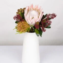 Blumenbund Protea King Mit Skimmie Und Kapgrün, Inkl. Gratis Grußkarte -Garten Sicht Verkäufe 1025700017 Strauss Protea King mit Skimmia 1 1 101676