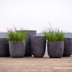 Pflanzgefäß 'Smooth', Grau, Ø 35 X H 34 Cm -Garten Sicht Verkäufe 3210104122 3210104123 3210104124 3210104125 pflanzgefaess rib smooth 116915 1