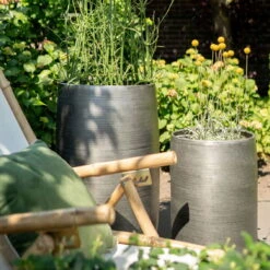 Pflanzgefäß 'Rowen', Silber, Ø 47 X H 82 Cm 15 Pflanzgefäß 'Rowen', Silber, Ø 47 X H 82 Cm -Garten Sicht Verkäufe 3210801635 3210801636 3210801637 3210801638 Pflanzgefaess Rowen silber 11 115028 1