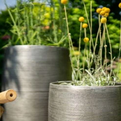 Pflanzgefäß 'Rowen', Silber, Ø 47 X H 82 Cm 13 Pflanzgefäß 'Rowen', Silber, Ø 47 X H 82 Cm -Garten Sicht Verkäufe 3210801635 3210801636 3210801637 3210801638 Pflanzgefaess Rowen silber 13 115030 1