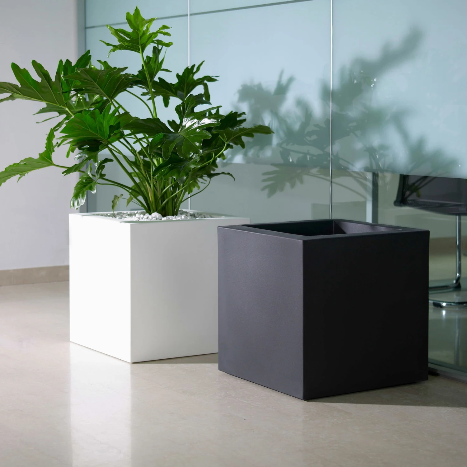 Euro 3 Plast Pflanzkübel Kube Perlschwarz 1 Euro 3 Plast Pflanzkübel Kube Perlschwarz